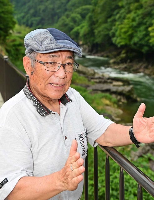 世界最小の恐竜の卵化石が発掘された現場近くで、思いを語る村上茂さん＝丹波市山南町上滝（撮影・秋山亮太）