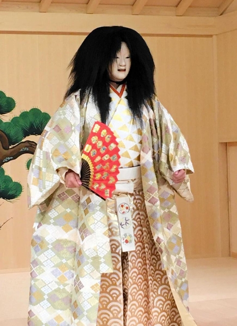 アマビエをイメージした能楽師の装束＝西宮市内（上田敦史さん提供）