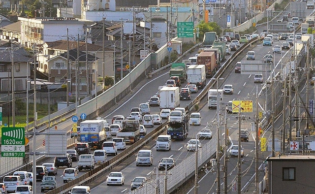 多くの車で混雑する加古川バイパス＝加古川市平岡町新在家（２０１３年撮影）