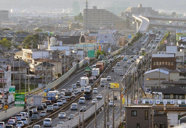 多くの車で混雑する加古川バイパス。国は播磨臨海地域道路の整備で通行量の分散を図る＝加古川市平岡町新在家