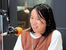 番組収録中の湊かなえさん（武庫川女子大学提供）