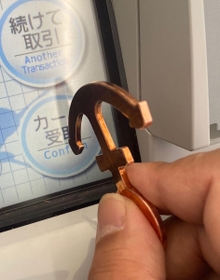 直接手で触れることなくタッチパネルを操作できる