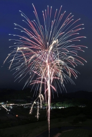 ゴルフ場から打ち上げられた花火＝１日夜、たつの市神岡町田中、龍野クラシックゴルフ倶楽部
