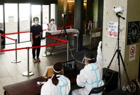 入り口では体温検査が実施された＝２日午前、神戸市中央区脇浜海岸通１、兵庫県立美術館（撮影・秋山亮太）