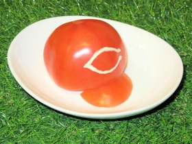 「カープの赤ヘルトマト」（リリーズ神田スタジアム提供）