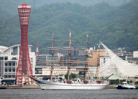 約２カ月間、停泊した神戸港を出港する日本丸＝３日午前、神戸市中央区港島１から（撮影・吉田敦史）
