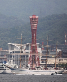 神戸ポートタワーを背に、神戸港を出港した練習帆船「日本丸」＝３日午前、神戸市中央区港島１から（撮影・吉田敦史）