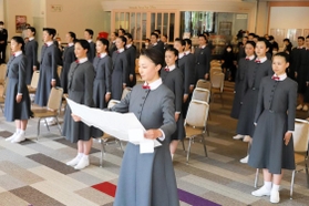 神戸新聞next 総合 舞台人へ第一歩 宝塚音楽学校で2カ月遅れ入学式 神戸新聞next 総合 舞台人へ第一歩 宝塚音楽学校で2カ月遅れ入学式