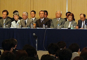 小泉首相訪朝を受け、会見する横田滋さん（中列左から３人目）早紀江さん夫妻と、有本明弘さん（同右から３人目）嘉代子さん夫妻ら家族会のメンバー＝２００４年５月２２日、東京都港区