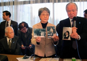 北朝鮮が出した写真を公表する横田滋さん・早紀江さん夫妻（右）と有本明弘さん嘉代子さん夫妻＝２００４年１１月１６日
