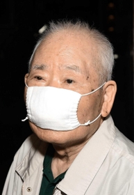 横田滋さん死去の知らせを受け、取材に応じる有本明弘さん＝５日夜、神戸市長田区（撮影・秋山亮太）