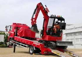 神戸市消防局が導入した重機搬送車両「神消３４」＝神戸市北区ひよどり北町３、市民防災総合センター