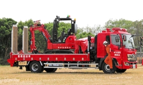 神戸市消防局が導入した重機搬送車両「神消３４」＝神戸市北区ひよどり北町３、市民防災総合センター