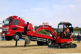 神戸市消防局が導入した重機搬送車両「神消３４」＝神戸市北区ひよどり北町３、市民防災総合センター