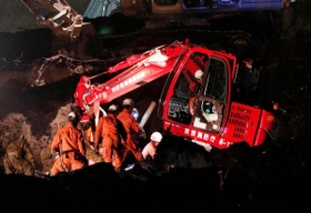 北海道地震の被災地で、重機を使い、安否不明者の捜索を続ける東京消防庁の消防隊員ら＝２０１８年９月、北海道厚真町