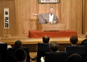 動楽亭で再開のあいさつをする桂ざこばさん＝大阪市西成区（代表撮影）