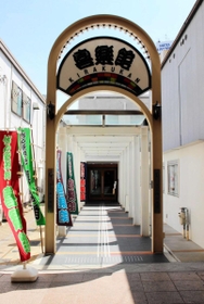 再開を目指し準備を進める神戸新開地・喜楽館。右側の地面に間隔を空けるための赤いテープが貼られている＝神戸市兵庫区