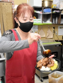 持ち帰り用の「牛かつめし」を用意する森本雅子さん。開業時期の問題で十分な公的支援が受けられず、苦しい経営が続く＝姫路市八家