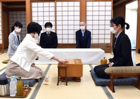 初手を指す加藤桃子女流三段（左）。右は里見香奈女流王位＝９日午前、大阪市福島区、関西将棋会館