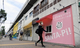 タピオカ店が建ち並ぶ高架下商店街で廃業した店（右端）＝９日午前、神戸市中央区（撮影・鈴木雅之）