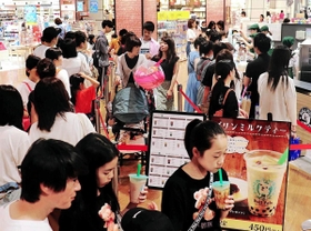 休日に長蛇の列ができた昨夏のタピオカドリンク専門店＝２０１９年７月、神戸市中央区東川崎町１