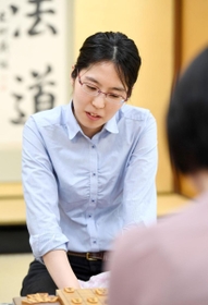 加藤桃子女流三段（手前）に連勝した里見香奈女流王位＝９日午後、大阪市福島区、関西将棋会館