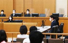 新型コロナウイルス対策として、裁判官や裁判員の間に透明なアクリル板が設けられた法廷＝１０日午前、神戸市中央区橘通２（撮影・辰巳直之）