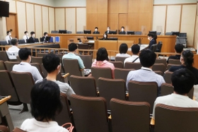 新型コロナウイルス対策として、裁判官や裁判員の間に透明なアクリル板が設けられた法廷＝１０日午前、神戸市中央区橘通２（撮影・辰巳直之）