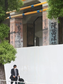 ＪＲ神戸線の高架橋の耐震補強工事で、店舗の退去が進む「元町高架通商店街」。店舗が解体され、戦後に書かれた商店名があらわになった＝５月２６日、神戸市中央区元町高架通
