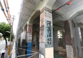 ＪＲ神戸線の高架橋の耐震補強工事で、店舗の退去が進む「元町高架通商店街」。次々と店舗が解体され、戦後に書かれた商店名があらわになった＝神戸市中央区元町高架通
