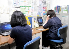 新型コロナウイルスに関連する相談が増えている。神戸市の「自殺予防とこころの健康電話相談」の担当者たち＝神戸市内
