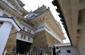 約１００日ぶりに天守閣の公開を再開した世界文化遺産・国宝姫路城＝１５日午前、姫路市本町（撮影・小林良多）
