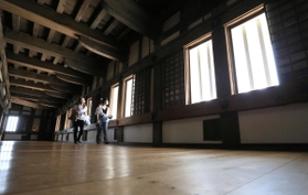 登閣が解禁され、久しぶりに来城者を迎えた大天守内部＝１５日午前、姫路市本町（撮影・小林良多）