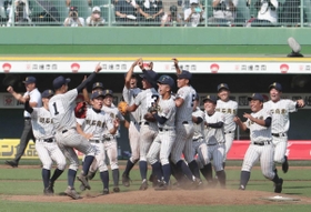 昨年の高校野球兵庫大会の決勝。マウンドで喜ぶ明石商ナイン＝２０１９年７月２９日、ほっともっとフィールド神戸