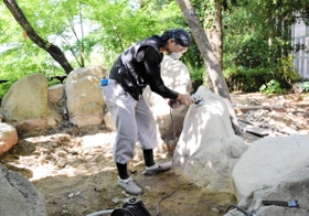 夏場を見越し、「元湯龍泉閣」で始まった子ども用プールの増設工事＝神戸市北区有馬町