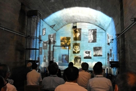 巨大防空壕で上映される映像。特攻隊員の遺書朗読などがある＝１６日午前、加西市鶉野町