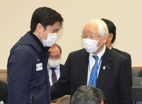 関西広域連合の会合前に談笑する兵庫県の井戸敏三知事（右）と大阪府の吉村洋文知事＝４月８日、兵庫県庁