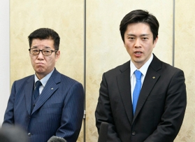 大阪府庁で取材に応じる吉村洋文知事（右）と大阪市の松井一郎市長＝３月