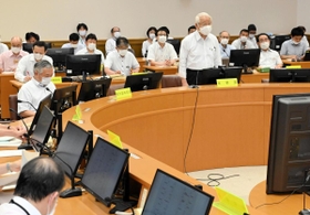 県幹部が参加して開かれた新型コロナウイルス感染症対策本部会議＝１８日午後、神戸市中央区中山手通５、県災害対策センター（撮影・後藤亮平）