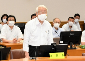 新型コロナウイルス感染症対策本部会議で今後の対応について話す井戸敏三知事＝１８日午後、県災害対策センター（撮影・後藤亮平）