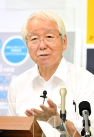 新型コロナ対応について会見する兵庫県の井戸敏三知事＝１８日午後、県庁（撮影・後藤亮平）