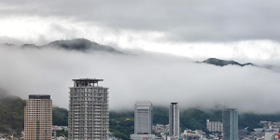 突き出た頂上付近が空に浮かぶ島のような雰囲気を醸していた＝１９日午前、神戸市中央区