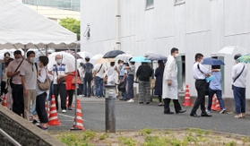 運転免許を更新するためにできた行列＝伊丹市伊丹１、阪神運転免許更新センター