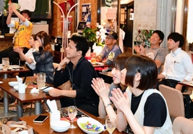 プロ野球のテレビ中継を見ながら盛り上がるスポーツカフェバーの客＝１９日夜、神戸市中央区北長狭通２（撮影・中西幸大）