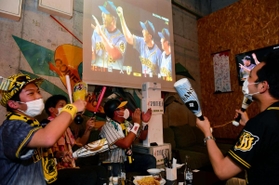 西の先制本塁打に沸き立つスポーツカフェバーの阪神ファン＝１９日夜、神戸市中央区北長狭通２、スポルテリア（撮影・中西幸大）