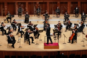 佐渡裕さんの指揮で演奏する兵庫芸術文化センター管弦楽団。演奏者同士の距離を取っている＝西宮市高松町、兵庫県立芸術文化センター