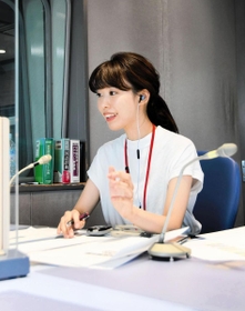 特別番組への参加を呼び掛けるラジオ関西の津田明日香アナウンサー＝神戸市中央区東川崎町１