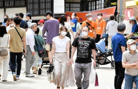 多くの観光客が訪れ、にぎわいが戻りつつある有馬温泉の温泉街＝２０日午後、神戸市北区有馬町（撮影・後藤亮平）