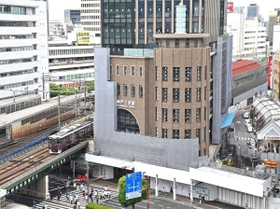 ２５年ぶりに復活した巨大アーチと円筒形の建物＝神戸市中央区加納町４