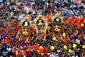 担ぎ手がひしめく「灘のけんか祭り」。開催可否の判断が間もなく出る見通しだ＝２０１９年１０月、姫路市白浜町